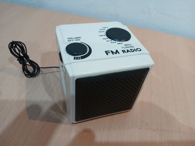 Radio FM vintage bianco e nero