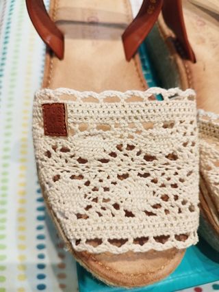 Sandalias plataforma beige y marrón