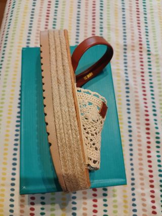 Sandalias plataforma beige y marrón