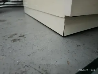 Cómoda blanca de madera