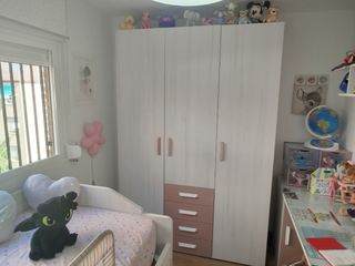 Habitación juvenil rosa y blanca