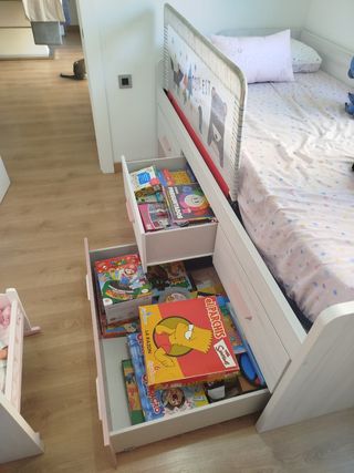 Habitación juvenil rosa y blanca