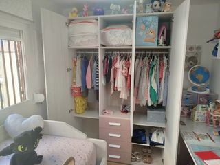 Habitación juvenil rosa y blanca