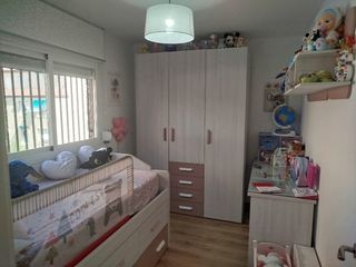 Habitación juvenil rosa y blanca