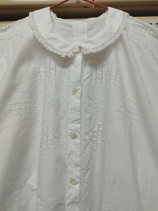 Bata antigua algodón bordada