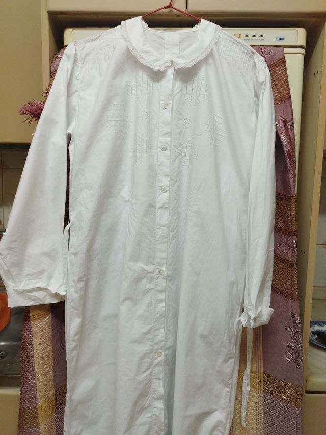 Bata antigua algodón bordada