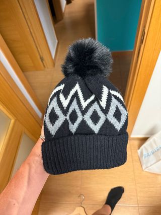 Gorro lana negro con pompón