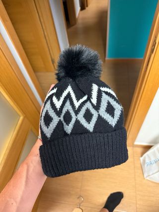 Gorro lana negro con pompón