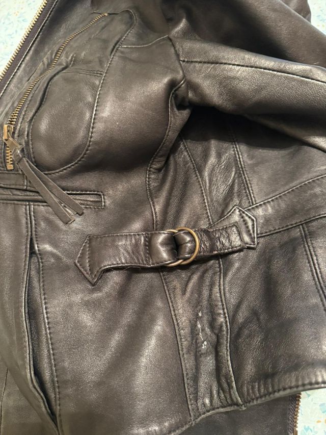 Cazadora Armani Jeans cuero negro gastado talla 38