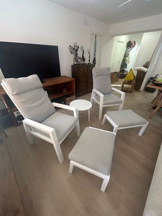 2 sillones blancos + mesa + 2 poufs