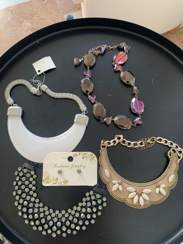 4 Collares nuevos: Blanco, multicolor