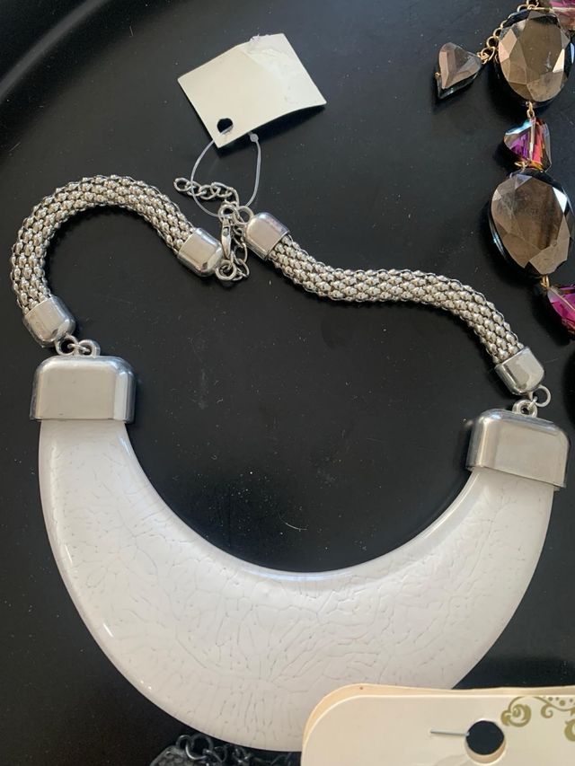 4 Collares nuevos: Blanco, multicolor