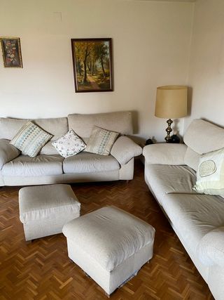 Sofá beige 3 plazas + 2 pufs y mesita 