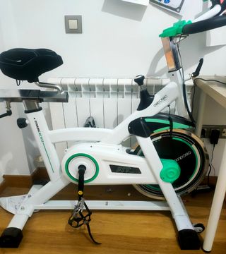 Bicicleta estática fitness.