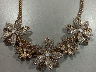 Collar dorado Sfera - Flores brillantes
