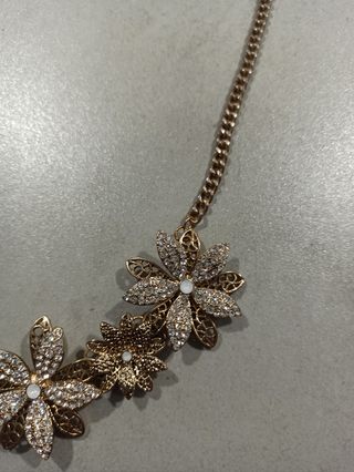 Collar dorado Sfera - Flores brillantes