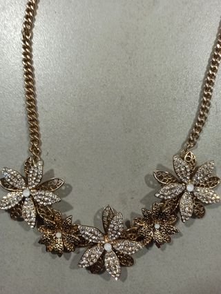 Collar dorado Sfera - Flores brillantes
