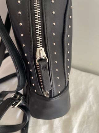 Mini mochila negra con tachuelas
