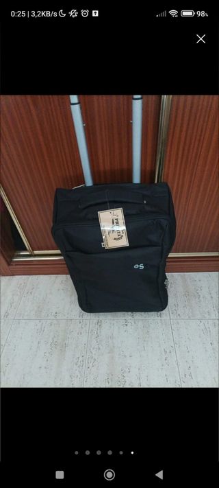 Maleta cabina negra  con etiqueta marca PRIVATA