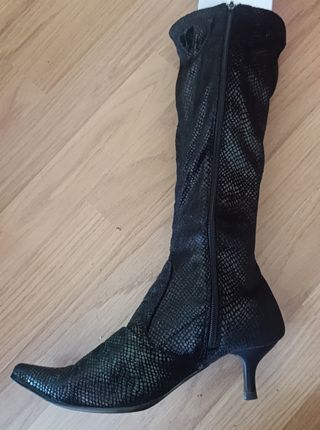 Botas altas negras efecto serpiente