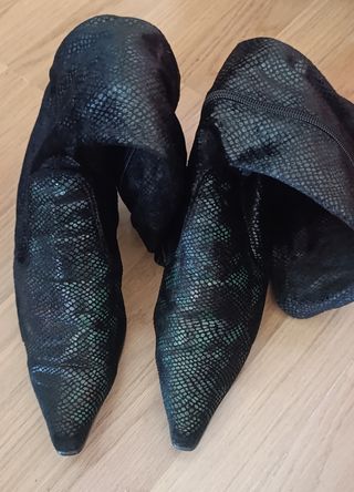 Botas altas negras efecto serpiente