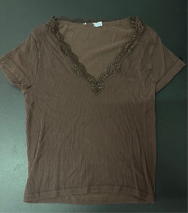 Camiseta marrón de encaje