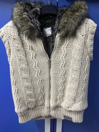 Chaleco beige con capucha pelo