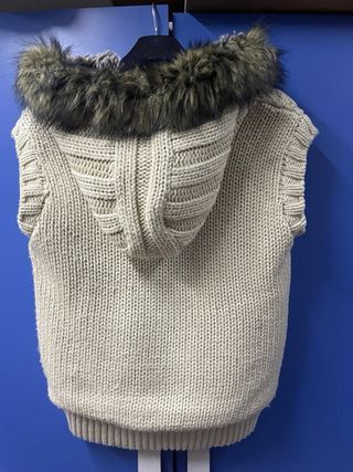 Chaleco beige con capucha pelo