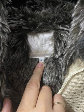 Chaleco beige con capucha pelo