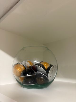 Cafetera Nespresso Vertuo roja. 