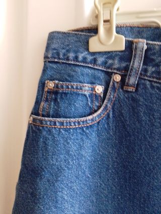 Falda vaquera azul, 73cm cintura, 57 cm larga.