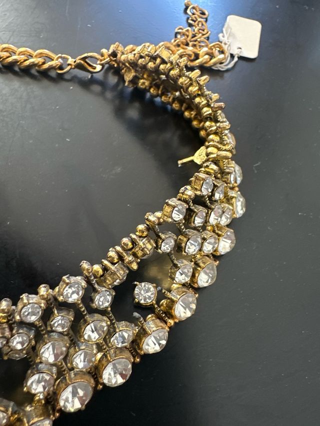 Collares dorados y plateados