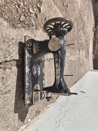 Máquina coser antigua metálica