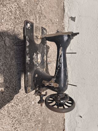 Máquina coser antigua metálica