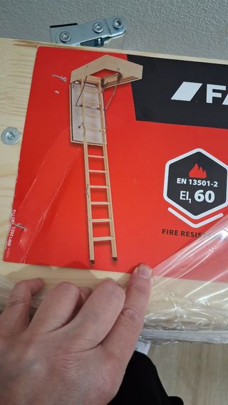 Escalera Fakro LWF 60 86x130cm nueva