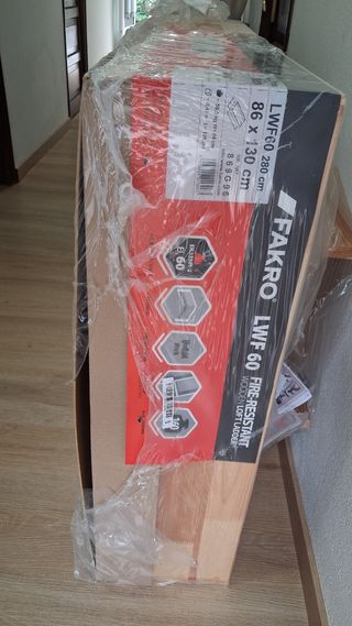 Escalera Fakro LWF 60 86x130cm nueva