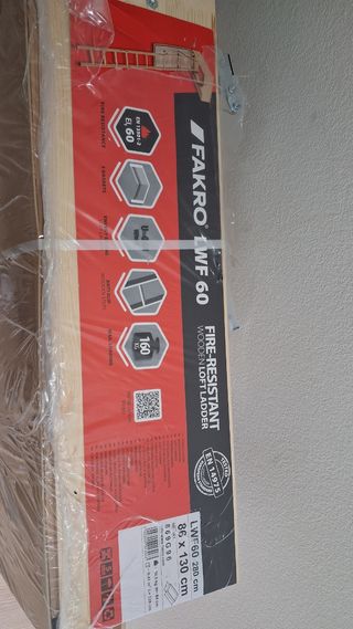 Escalera Fakro LWF 60 86x130cm nueva