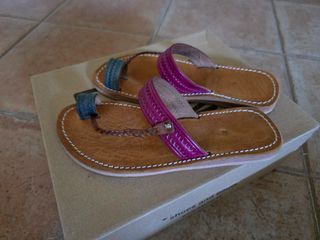 Chanclas de cuero marrón y rosa
