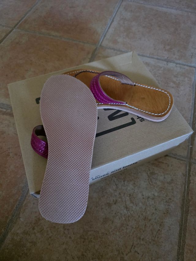 Chanclas de cuero marrón y rosa