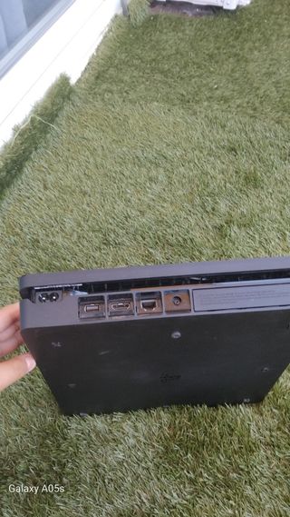 PS4 (PlayStation 4) negra - 2 mandos
4 juegos 
