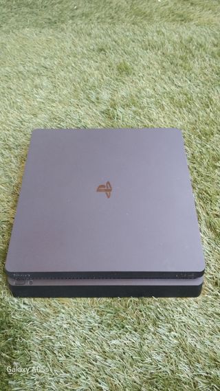 PS4 (PlayStation 4) negra - 2 mandos
4 juegos 
