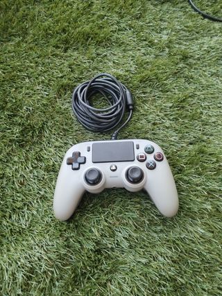 PS4 (PlayStation 4) negra - 2 mandos
4 juegos 
