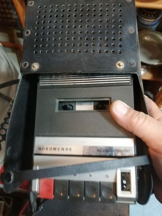 Vecchio registratore Nordmende con la sua borsa