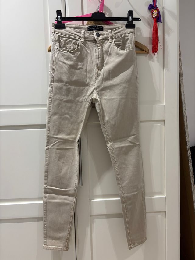Pantalones Stradivarius beige/gris claro -talla 38