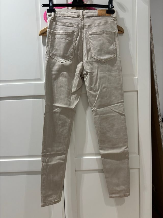 Pantalones Stradivarius beige/gris claro -talla 38