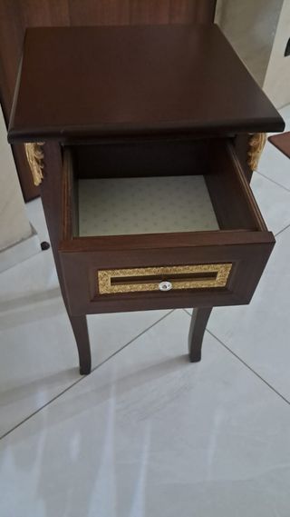 Comodino legno marrone e oro
