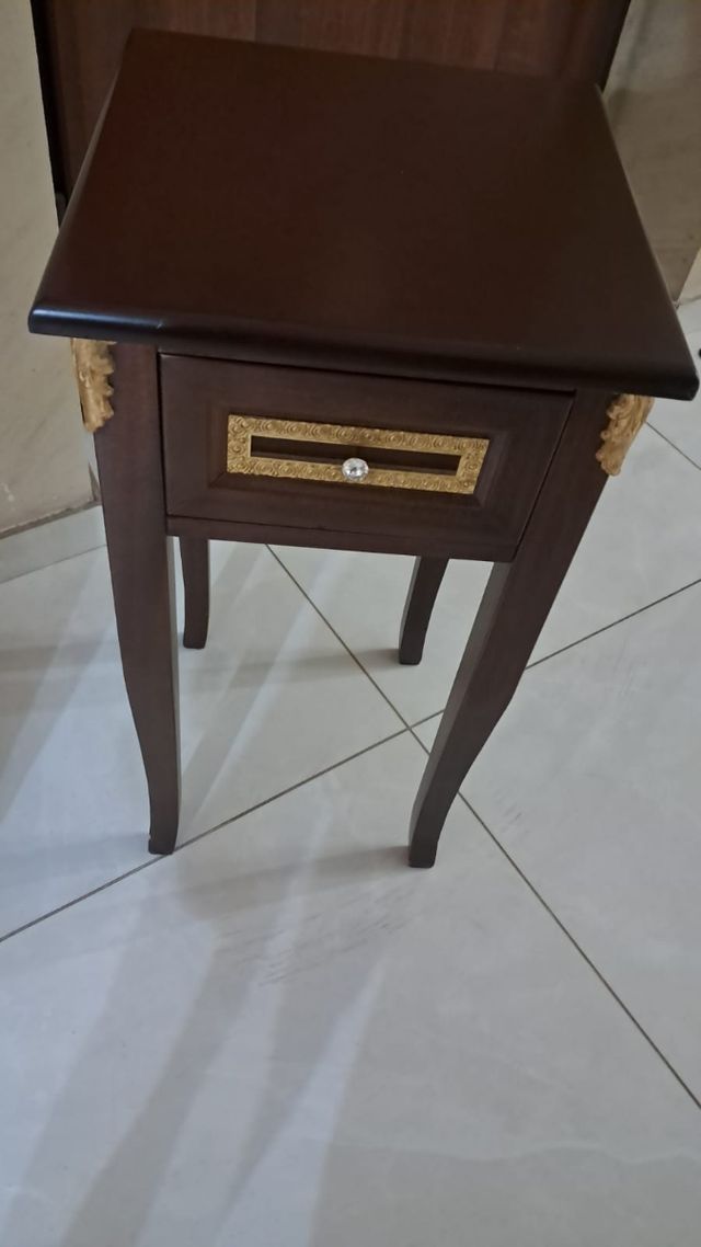 Comodino legno marrone e oro