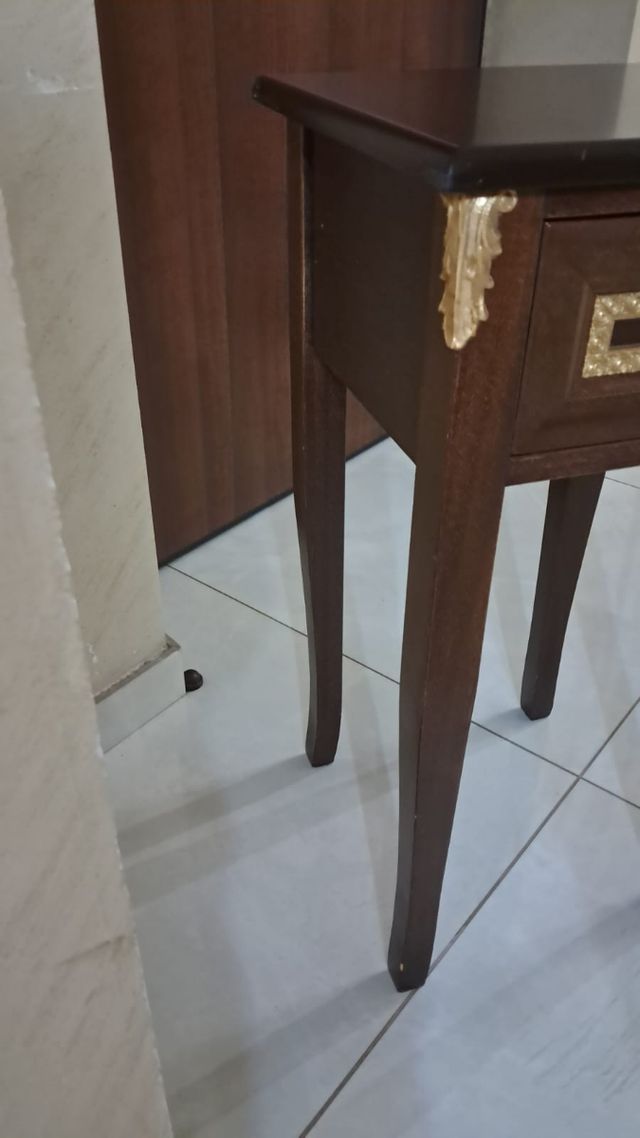 Comodino legno marrone e oro