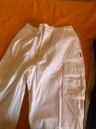 Pantalones cargo blancos