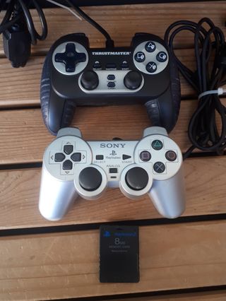 2 Controller PS2 (Sony, Thrustmaster) + Card 8 MB